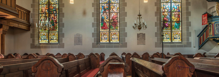 Fenster mit Darstellung der drei christlichen Gedenkfeiern